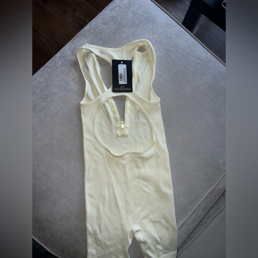 PrettyLittleThing Ribbed Romper - Picture 4 of 4